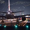 Avión aterrizando de noche