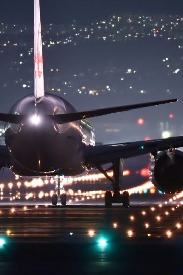 Avión aterrizando de noche