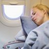 Mujer dormida en un avión