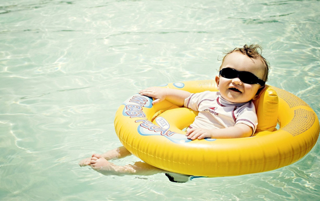 Bebé con flotadores