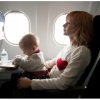 Mujer con su bebé en el avión