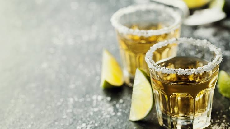 Caballitos de tequila, limón y sal