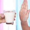 Persona rechazando vaso de leche