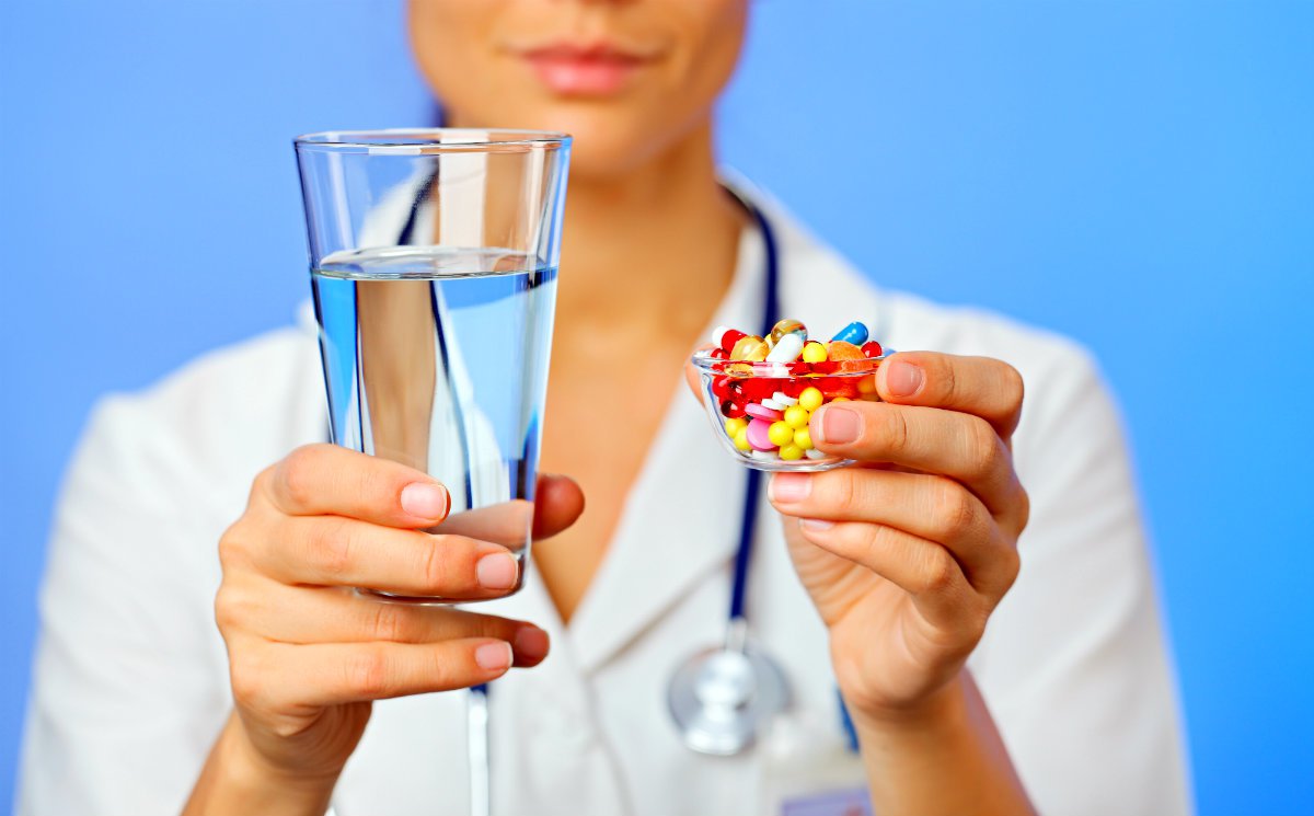 enfermera con pastillas y agua