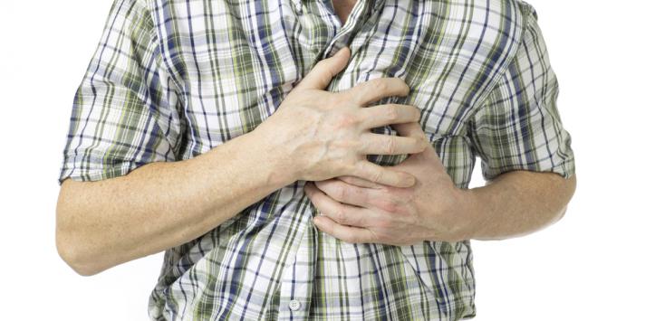 hombre con fuerte dolor en el pecho