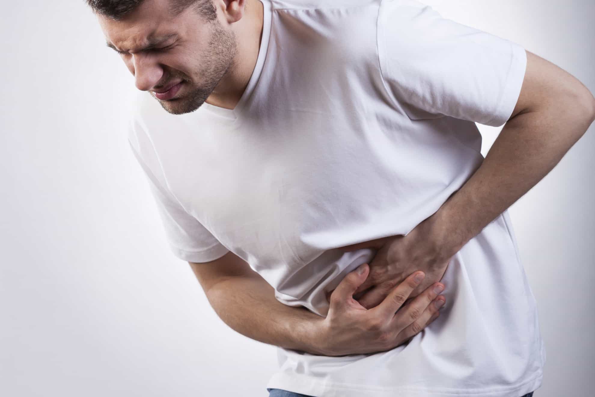hombre con dolor en el estomago