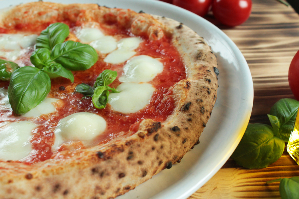 Pizza napolitana con queso y albahaca