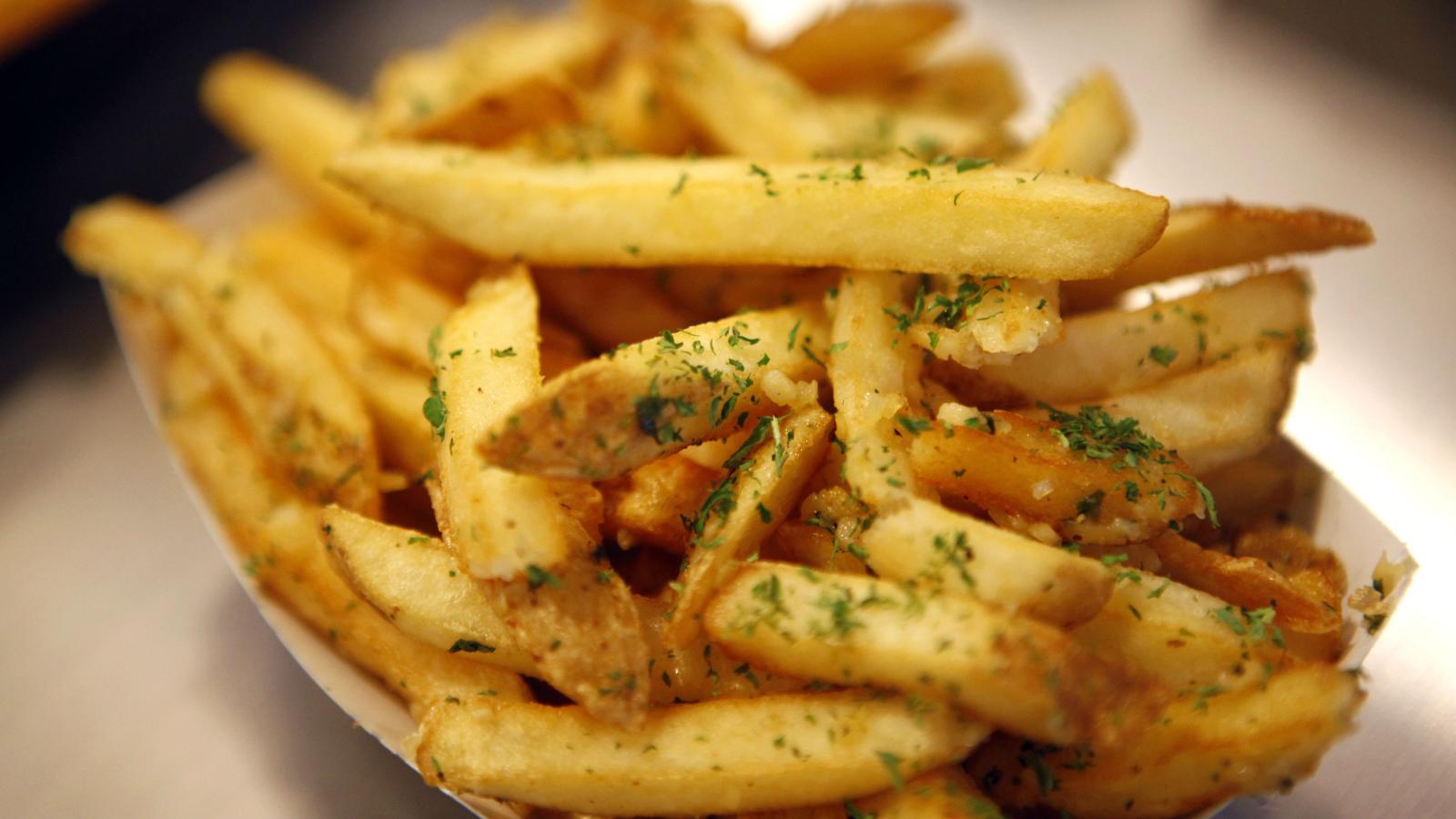 papas fritas con condimento papas fritas con condimento