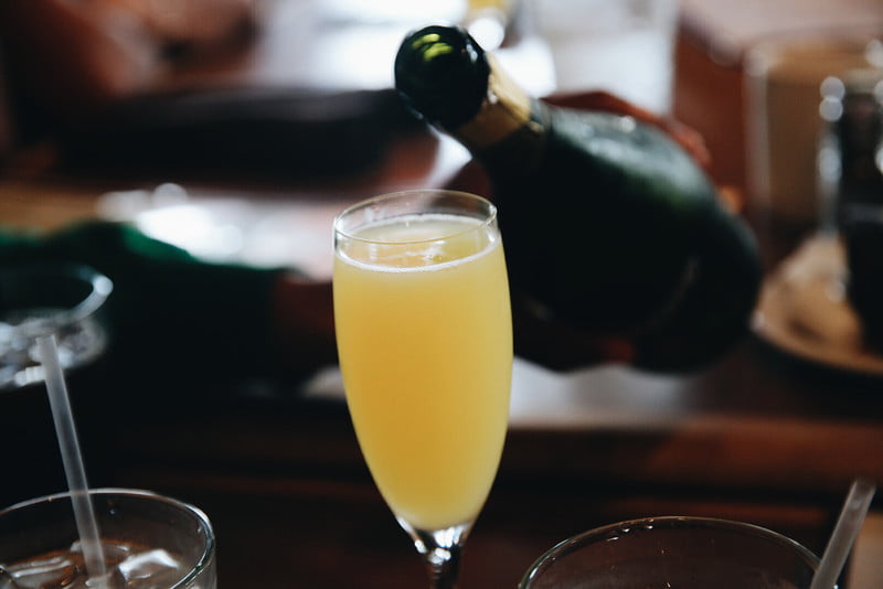 Copa de mimosa con champagne