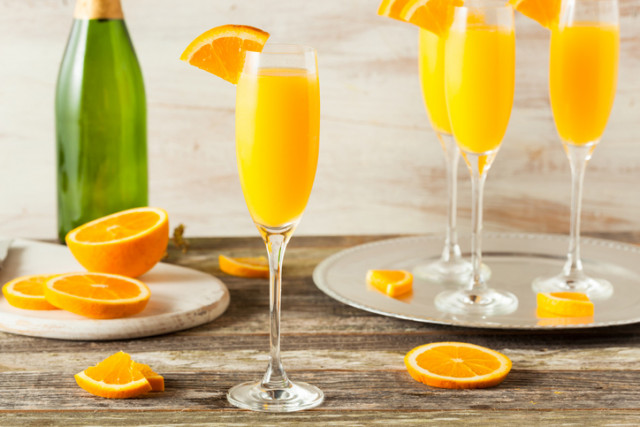 Copas con mimosa y rebanadas de naranja