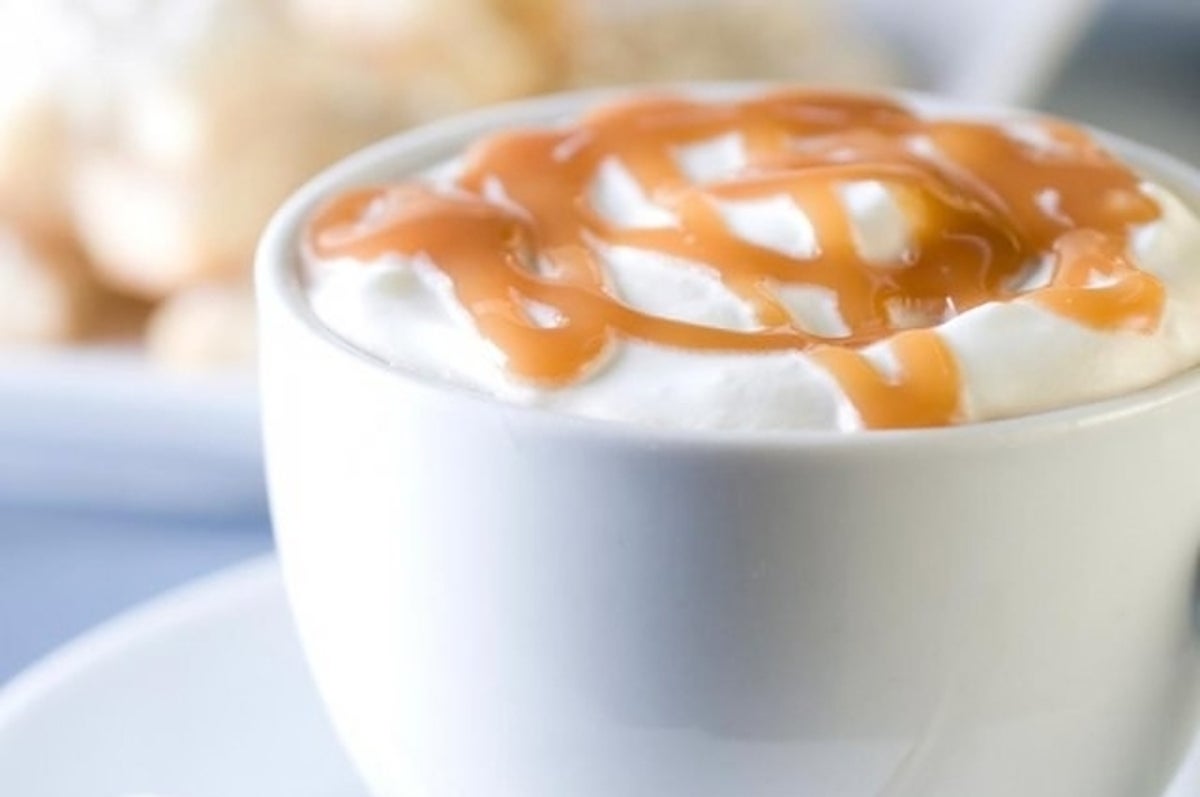 bebida de café con crema batida de vainilla