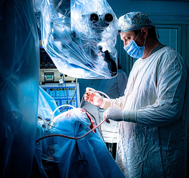 doctor atendiendo una cirugía