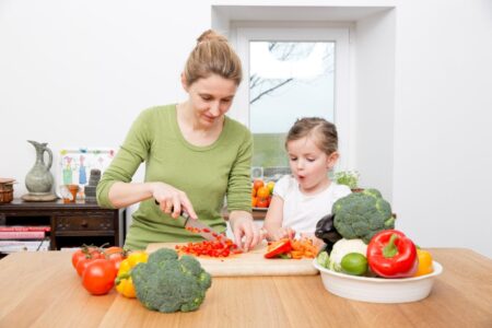 madre e hija picando verduras