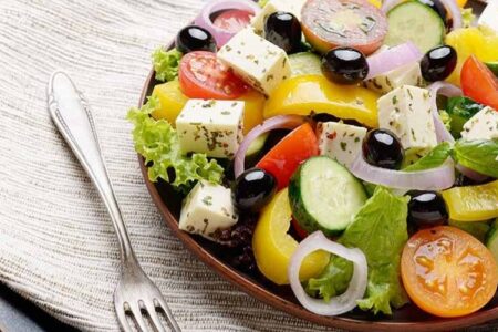 ensalada con queso y aceitunas