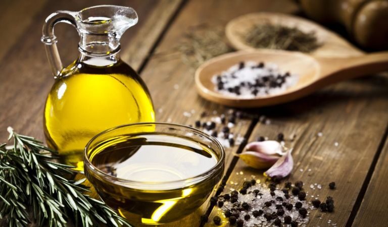 aceite de oliva, sal y pimienta