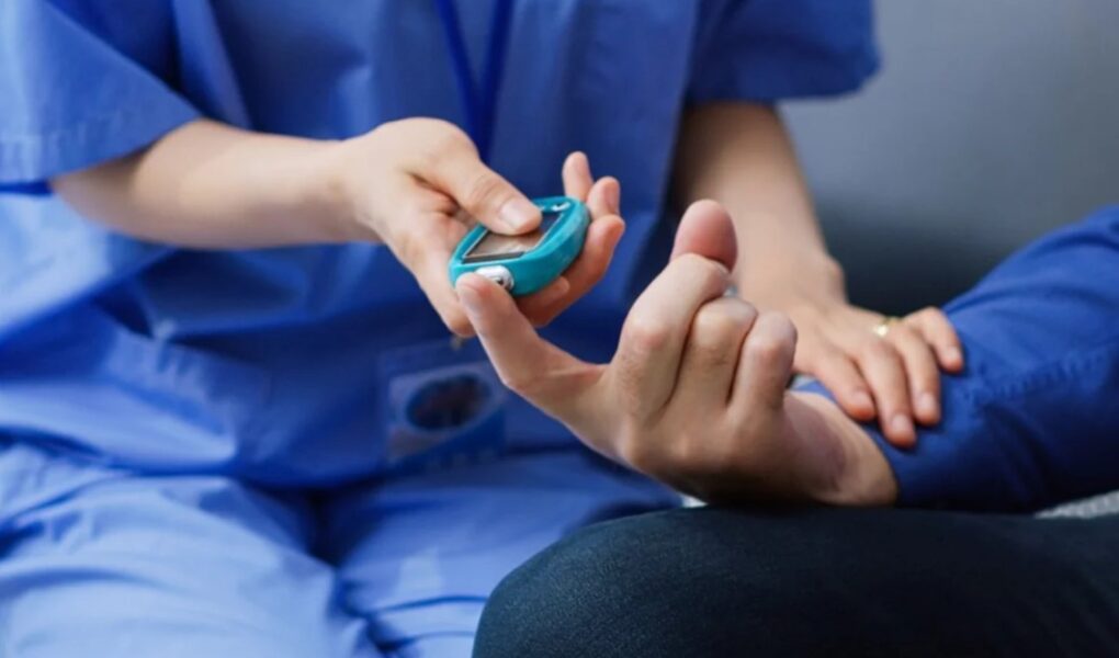 medico midiendo la glucosa