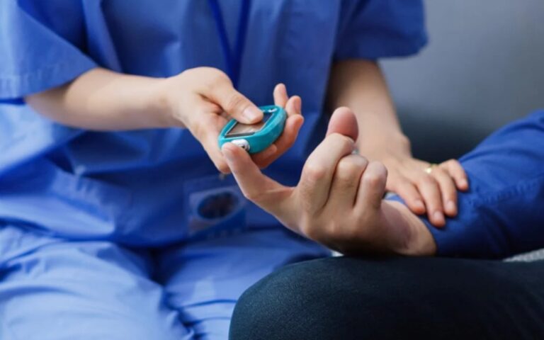 medico midiendo la glucosa