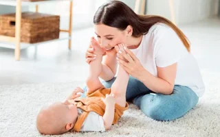 Mamá cuidando a su bebé