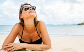 mujer tomando el sol