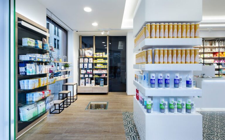 Estantes de una farmacia