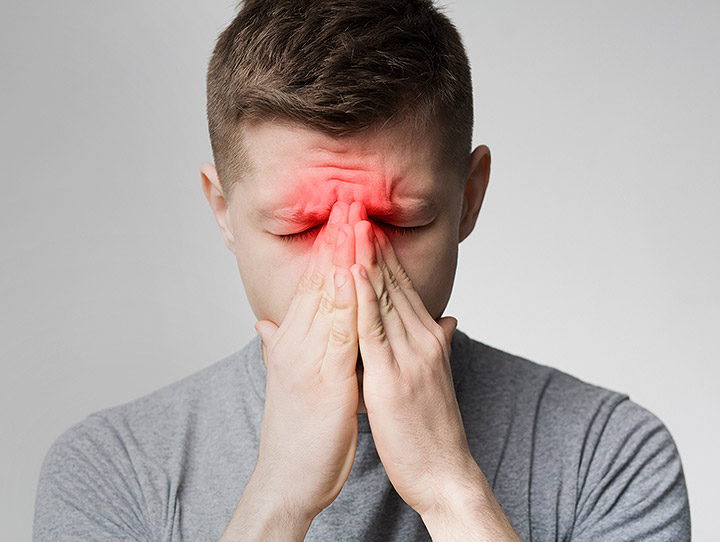 Hombre con congestión nasal
