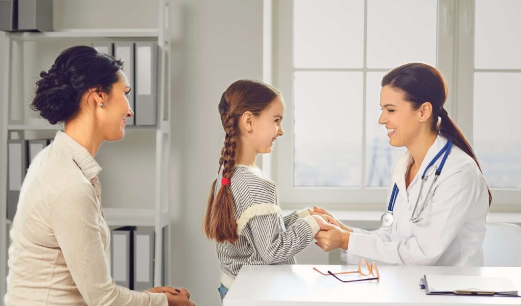 niña siendo revisada por un doctor