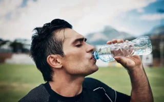 hombre tomando agua