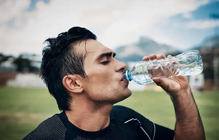 hombre tomando agua