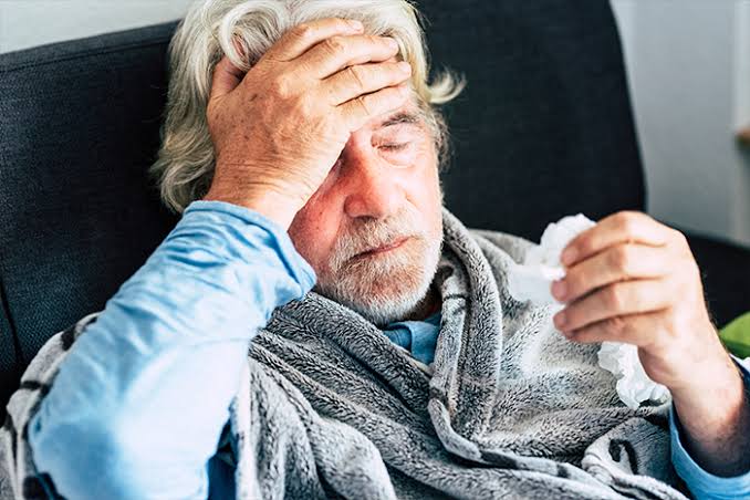 adulto mayor con influenza